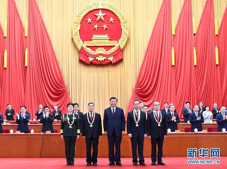 全國(guó)抗擊新冠肺炎疫情表彰大會(huì)在京隆重舉行 習(xí)近平向國(guó)家勛章和國(guó)家榮譽(yù)稱號(hào)獲得者頒授勛章獎(jiǎng)?wù)虏l(fā)表重要講話